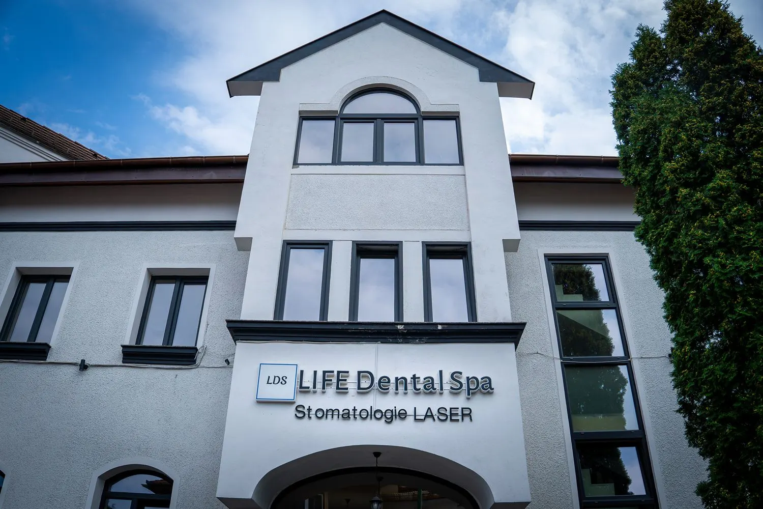 Fațada și sigla clinicii Life Dental Spa Brașov