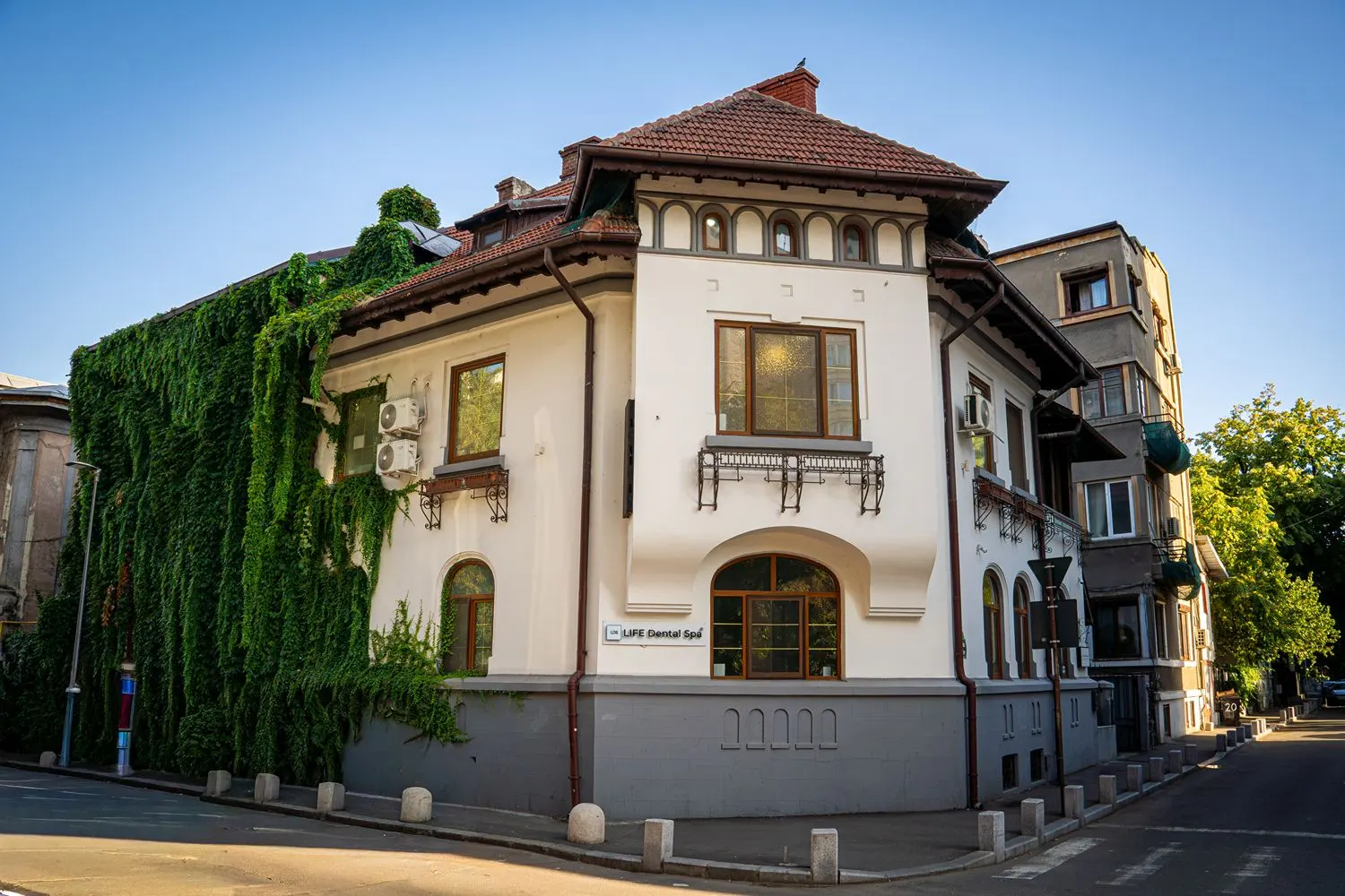 Fațada clinicii Life Dental Spa București Unirii