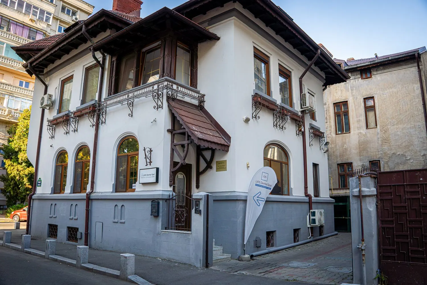 Clădirea clinicii Life Dental Spa București Unirii, vedere din stradă