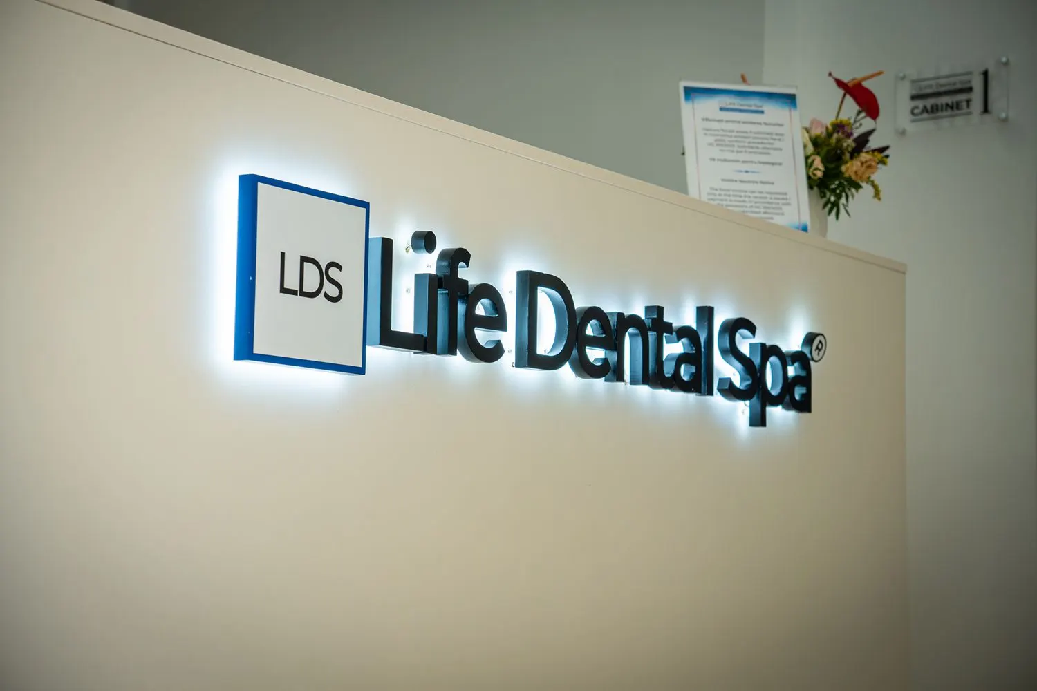 Sigla Life Dental Spa în holul clinicii București Victoriei
