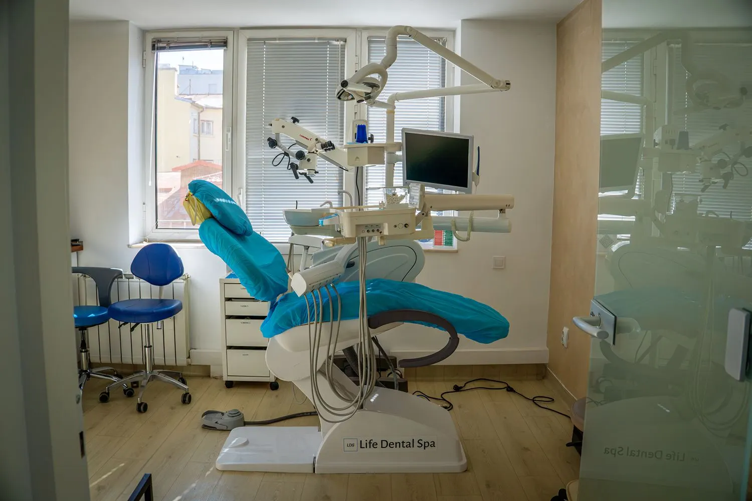 Cabinet stomatologic cu microscop în clinica Life Dental Spa București Victoriei