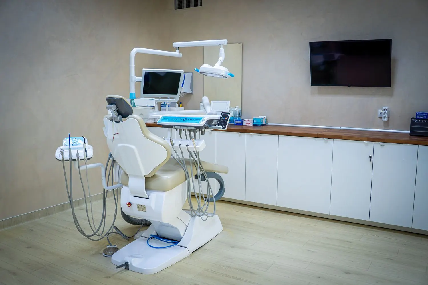 Cabinet stomatologic dotat cu unit dentar, clinica București Victoriei